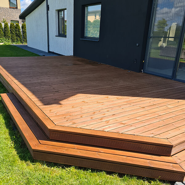 Terasų montavimas suteikia papildomos erdvės